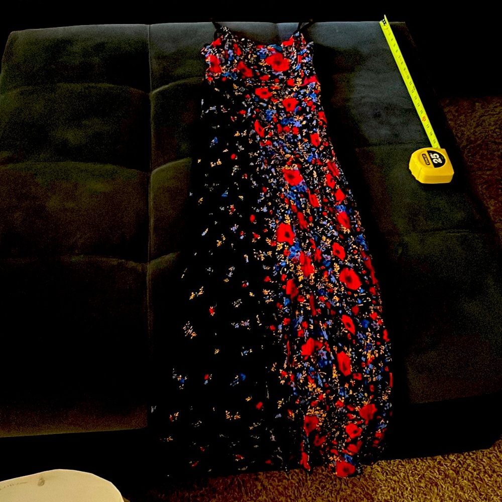 Stretchy material, but fitted bodice with zipper beautiful prints. 4, like new